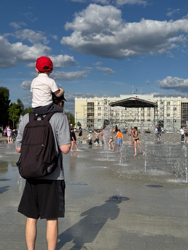 Families enjoy sunny afternoon at Izhevsk's Central Square fountains