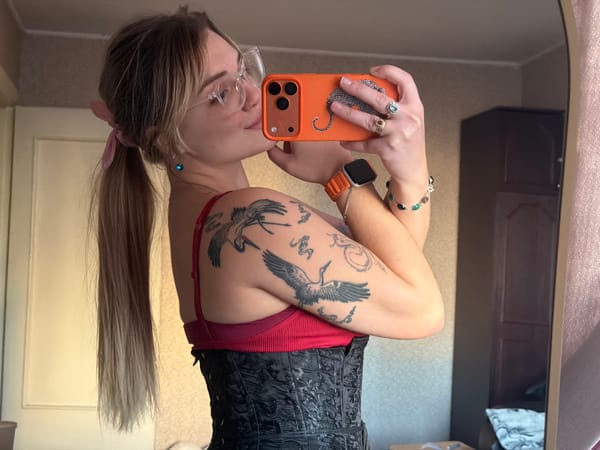 Woman takes mirror selfies in Naberezhnye Chelny apartment