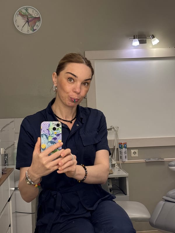 Dental worker takes selfies during shift in Vsevolozhsk clinic