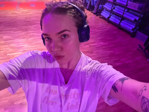 Woman takes gym selfie in Moscow mirror