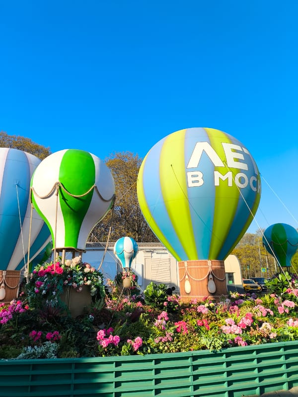 Tourist documents Moscow landmarks and balloon displays during afternoon visit