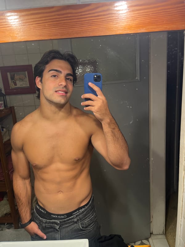 Man takes bathroom selfies in Avellaneda early morning