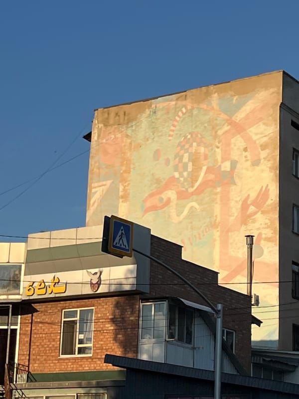 Slow urban walk: murals, fountains, and street-level details