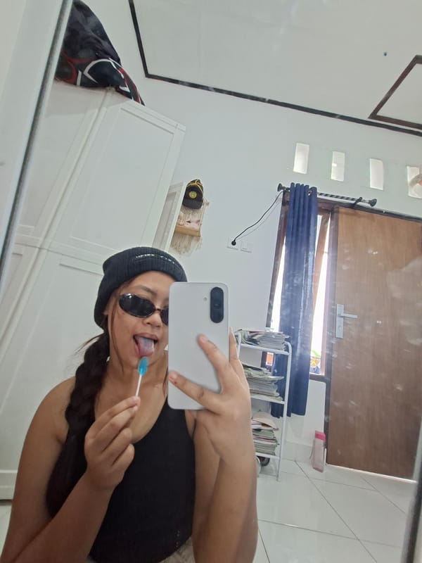 Morning selfie session captured in Blahbatuh home