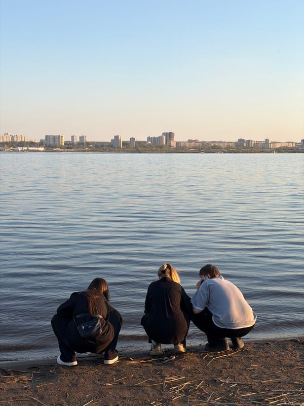 Friends gather for photos along Izhevsk waterfront