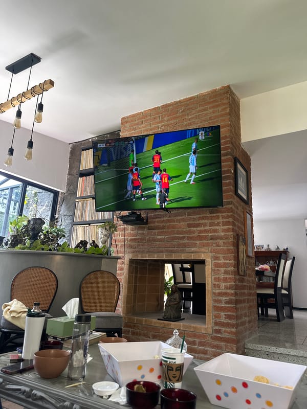 Soccer night in Naucalpan: drinks, a muffin, and the match