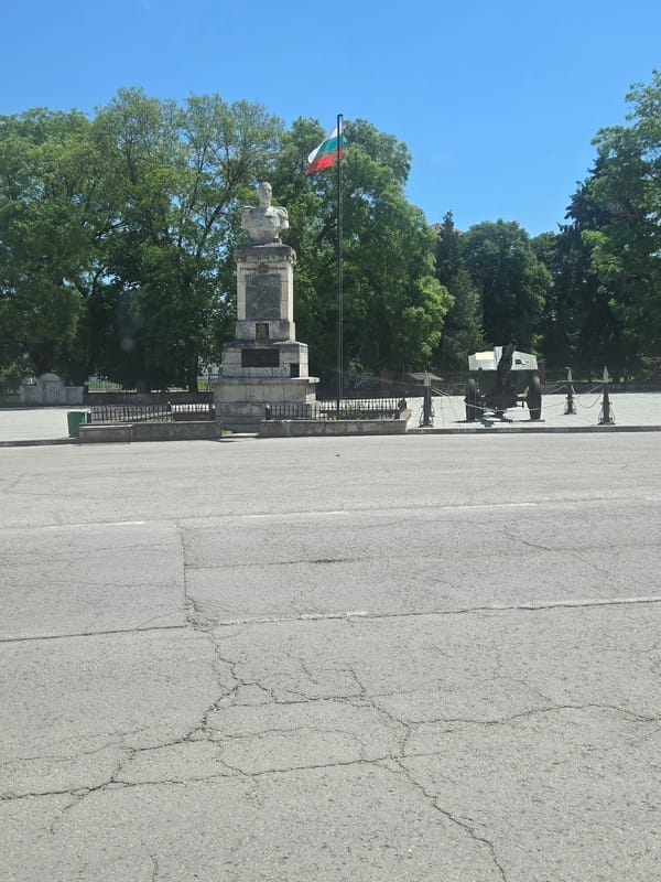 Cars observed near Bulgarian monument, tire spinning reported