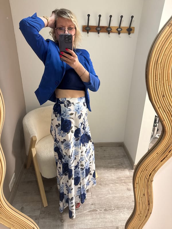 Woman takes mirror selfie in Belgian retail store