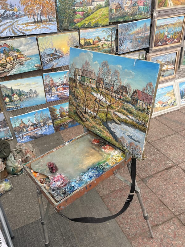 Art market showcases landscape paintings in Moscow riverside area