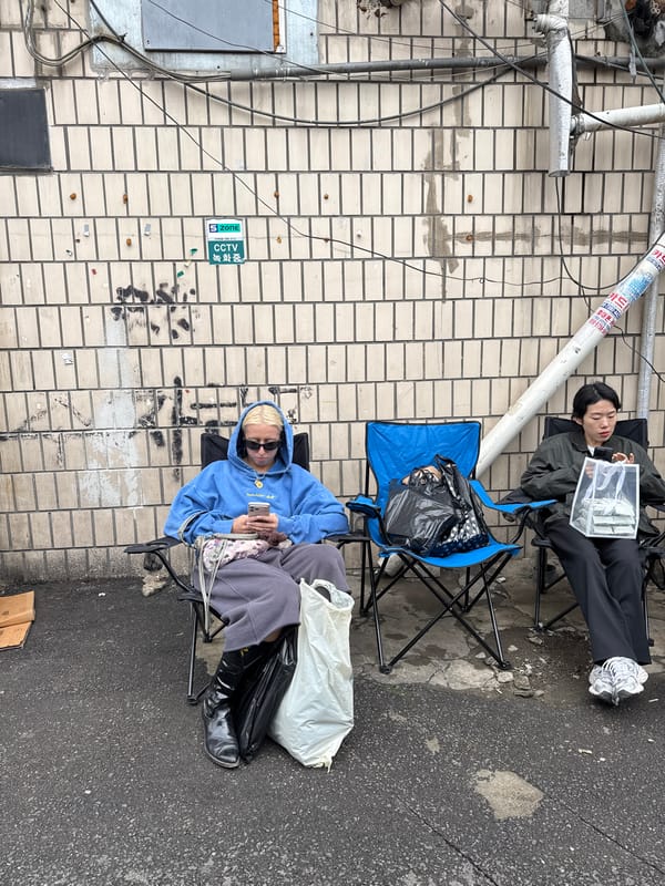 Early morning flea market activity documented across Seoul