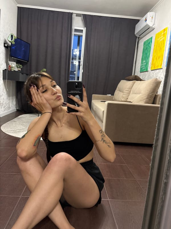 Evening at home in Novokuznetsk, selfies and a gray cat