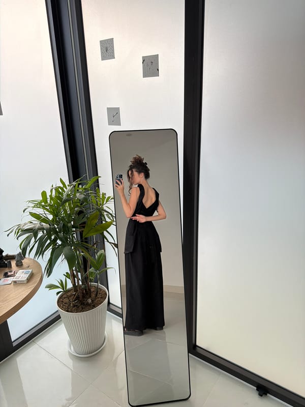 Woman takes mirror selfies in Đà Nẵng indoor location