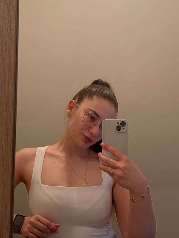 Woman Takes Multiple Mirror Selfies Over 14-Minute Period