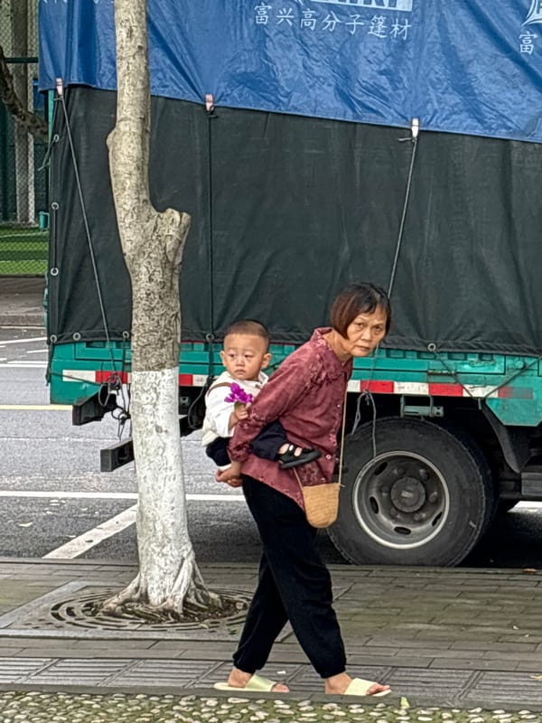 Morning life at Jiangjin waterfront park captures residents exercising