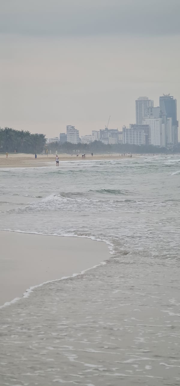 Overcast evening beach scene documented in Đà Nẵng, Vietnam