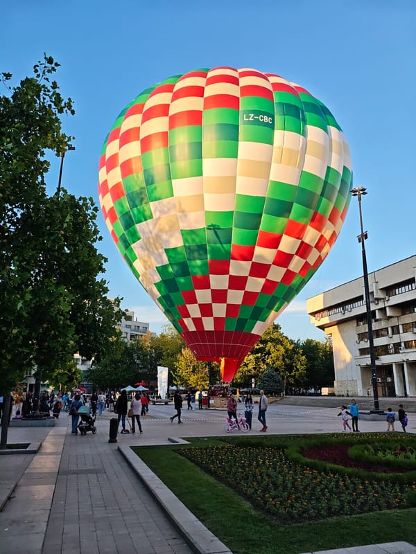 Hot air balloon spotted over public square in Ruse, Bulgaria