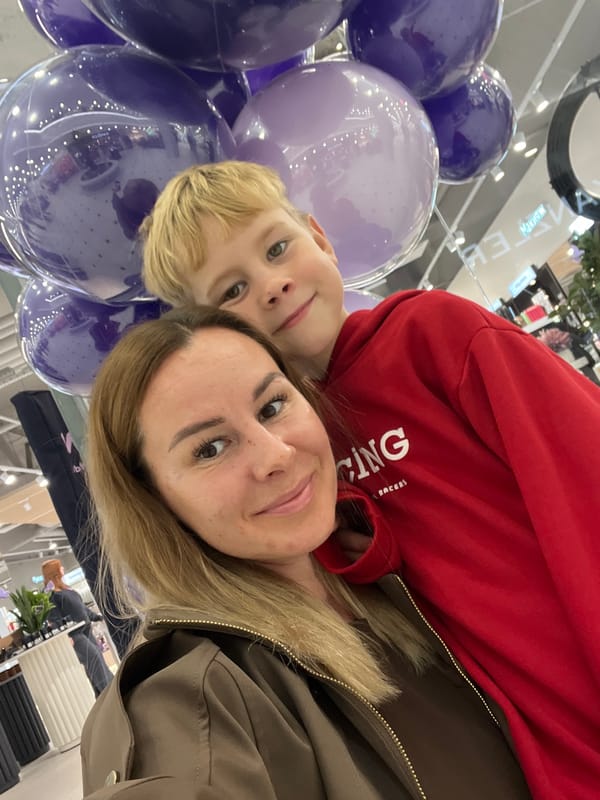 Shopping trip captured in selfies at Yekaterinburg beauty store