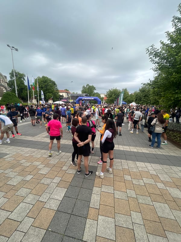 Decathlon marathon draws crowds to Pleven's historic square