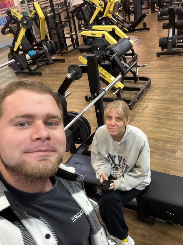Late-night gym selfie captured in Chaikovsky, Russia