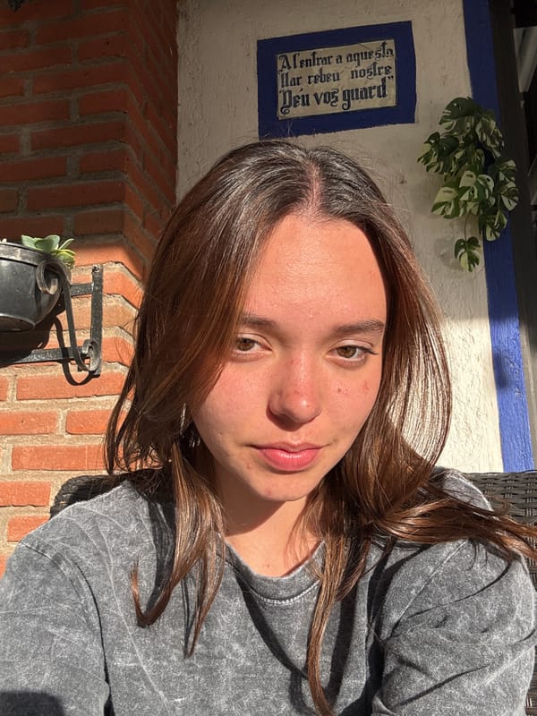 Casual selfies and poolside relaxation captured in Puebla