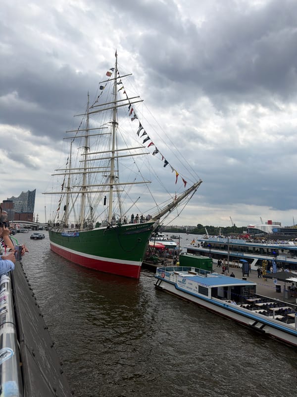 Sailing ship draws crowds at Hamburg harbor