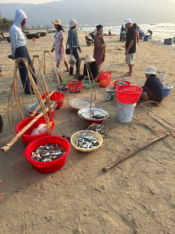 Evening beach activity observed in Đà Nẵng with boats and beachgoers