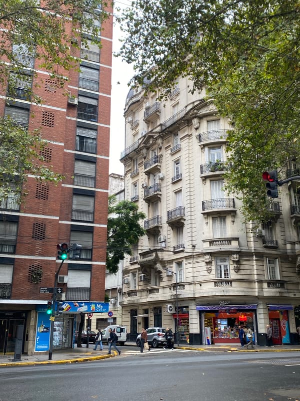 Buenos Aires street scene captured with multi-story building