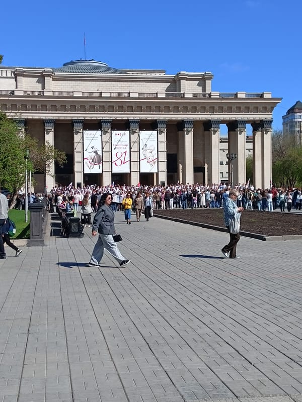 Morning commute and memorial visit documented in Novosibirsk