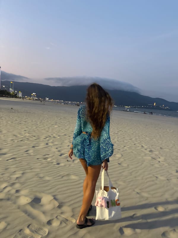 Evening beach visit and market stop documented in Đà Nẵng