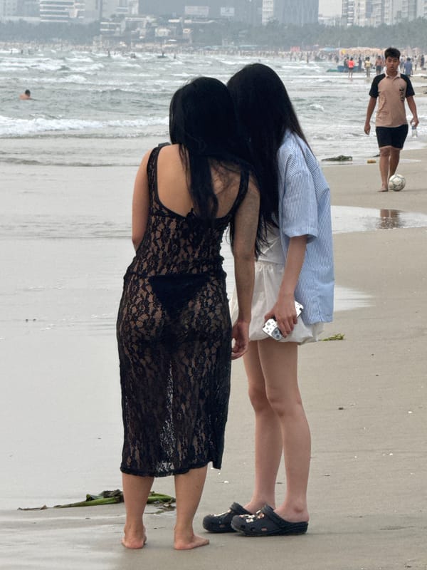 Wedding ceremony, beach activities captured on Đà Nẵng coastline