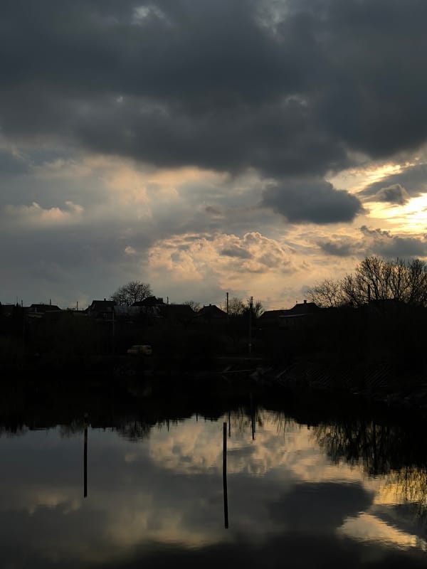 Quiet afternoon moments captured along Vinnytsia riverfront park