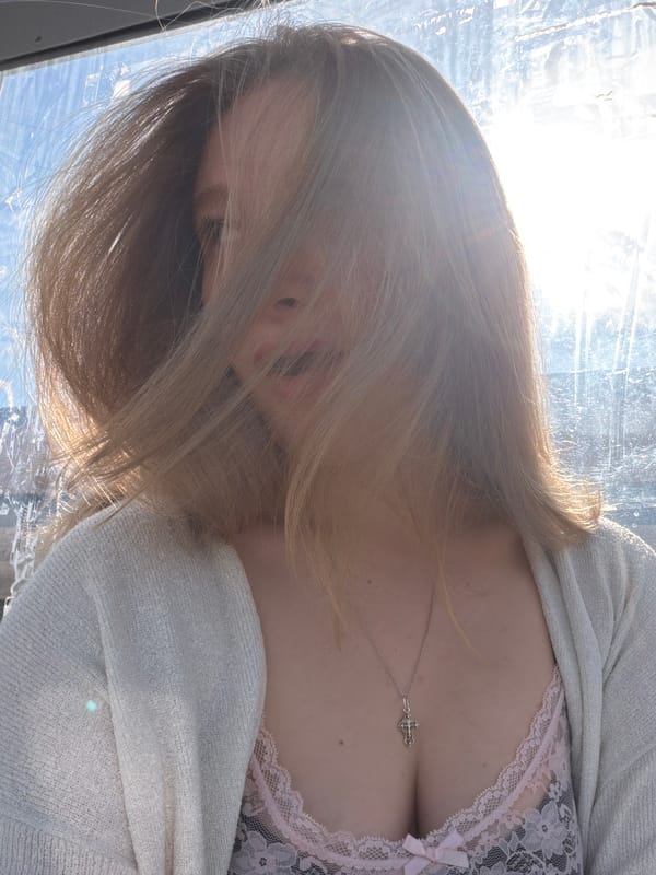 Person photographed in close-up shots in Rossiyskiy, Russia