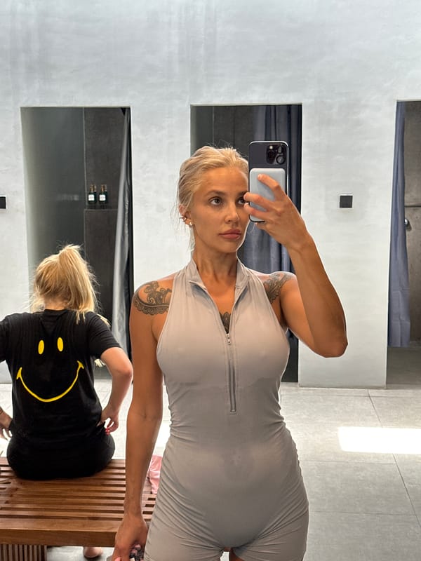 Mirror selfie in a Kuta Selatan locker room