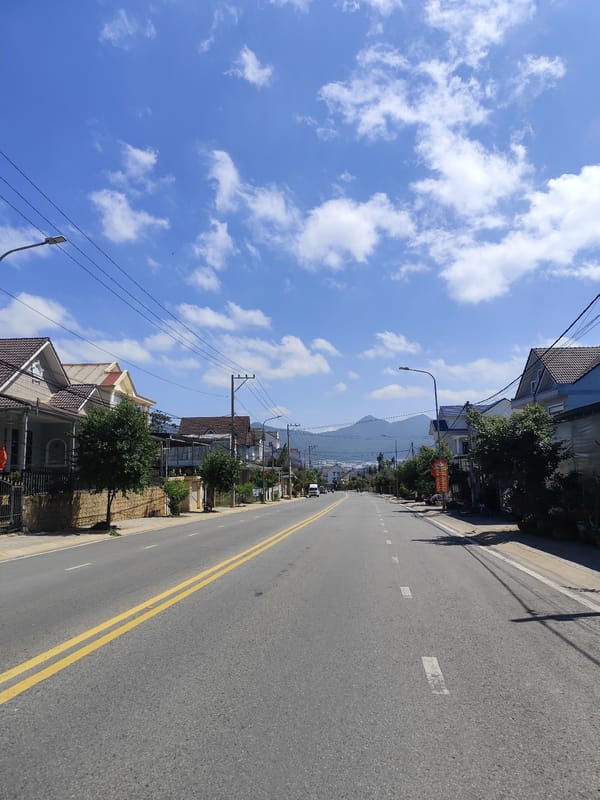Peaceful residential street captured in Lạc Dương, Vietnam