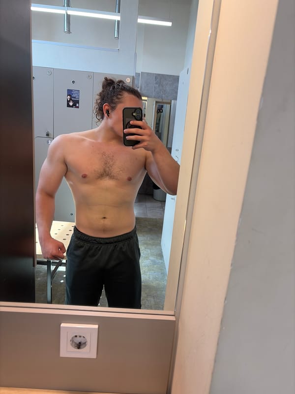 Man takes gym selfies in Plovdiv fitness center