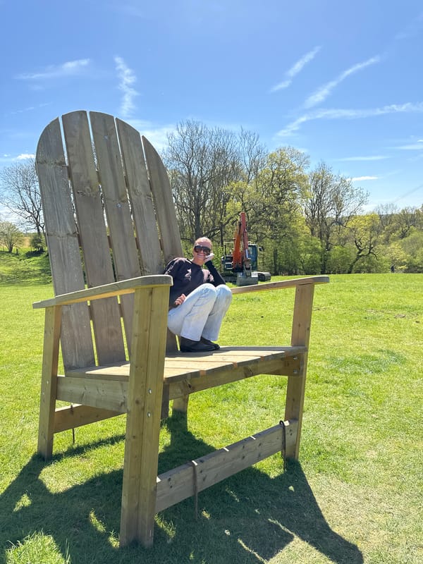 Sunday afternoon leisure activities observed in Sevenoaks park area