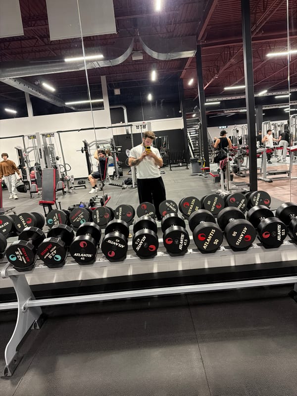 Late-night gym selfie captured in Laval fitness center