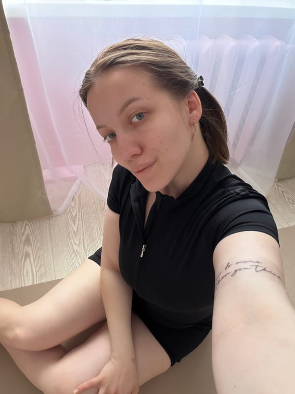 Woman documents morning workout routine in Reshetnikovo home