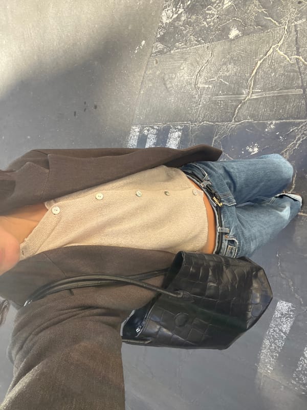 Woman captures minute-long selfie session on Paris street