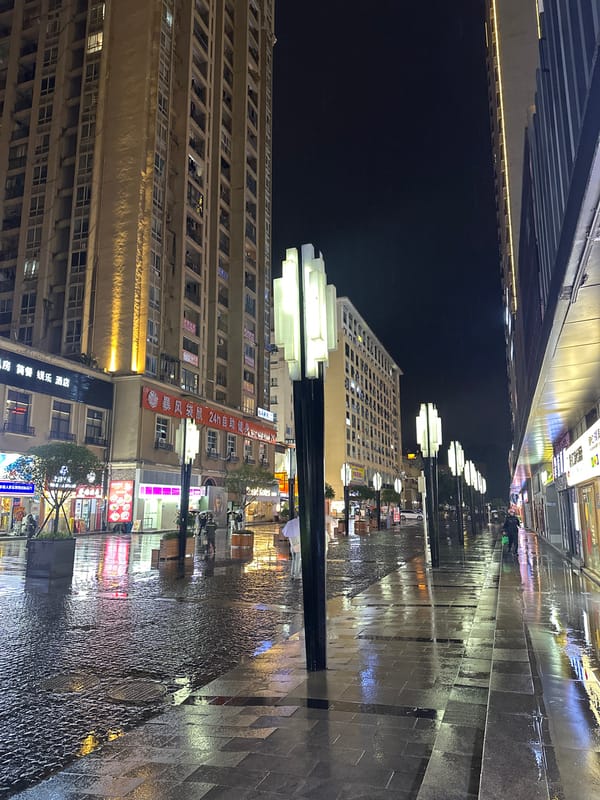 Rainy evening scenes documented in Chongqing High-tech Zone