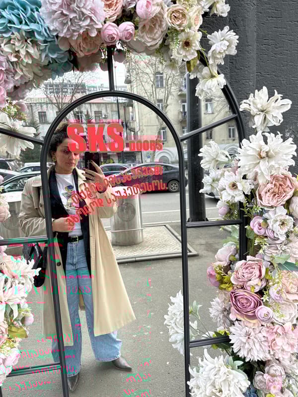 Decorative street mirror draws selfie-takers in Tbilisi