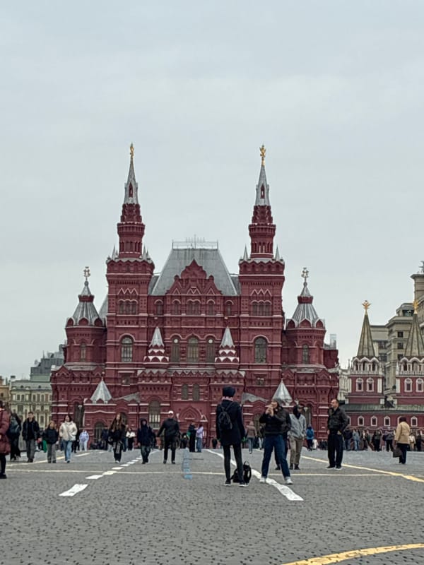 Morning activity documented around Moscow's Red Square landmarks