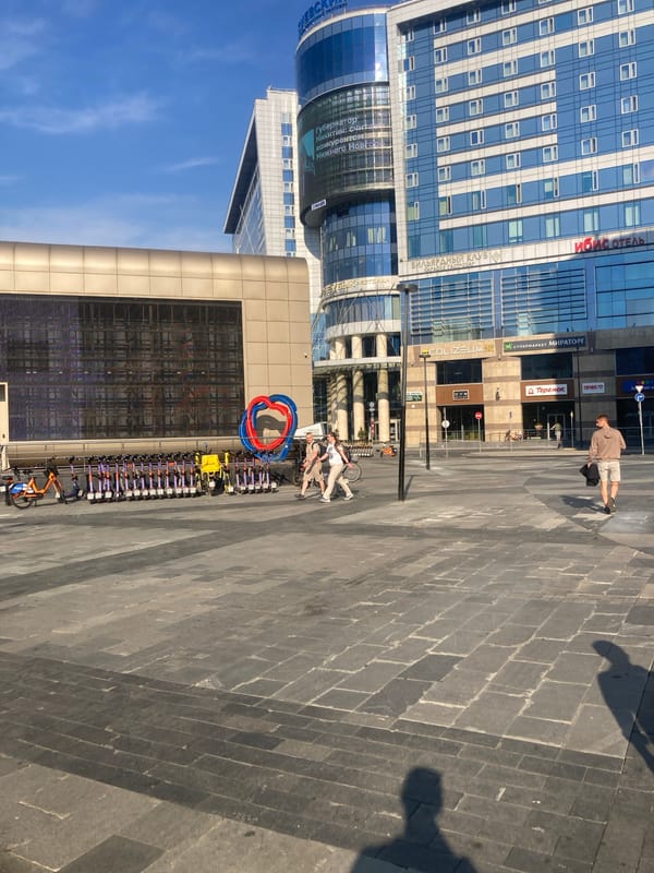 Morning walkthrough captures everyday Moscow scenes over three hours