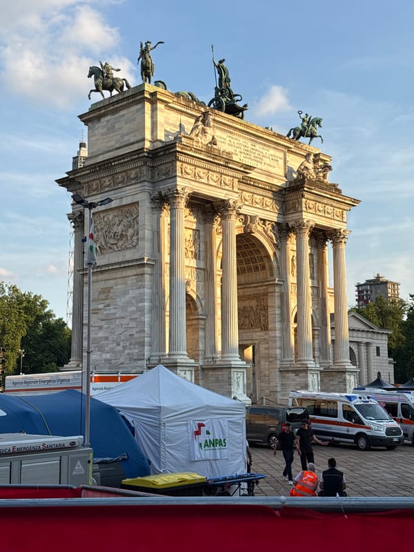 Evening stroll through Milan's Parco Sempione captures monuments, wildlife, drinks