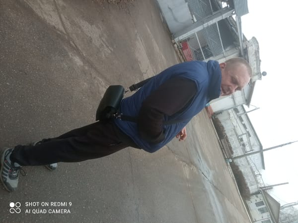 Man in blue vest observed in Chaikovsky urban area
