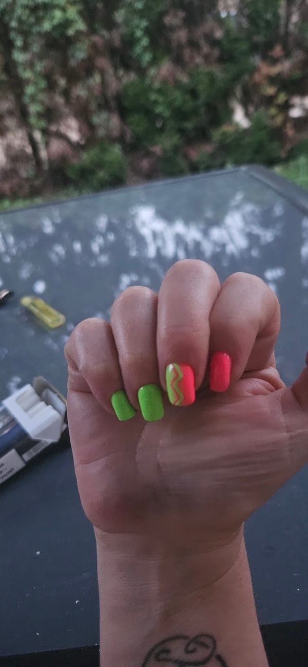 Backyard evening in Hévíz: white dog, neon nails, green garden