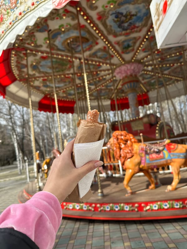 Morning family activities captured across Yekaterinburg pedestrian areas