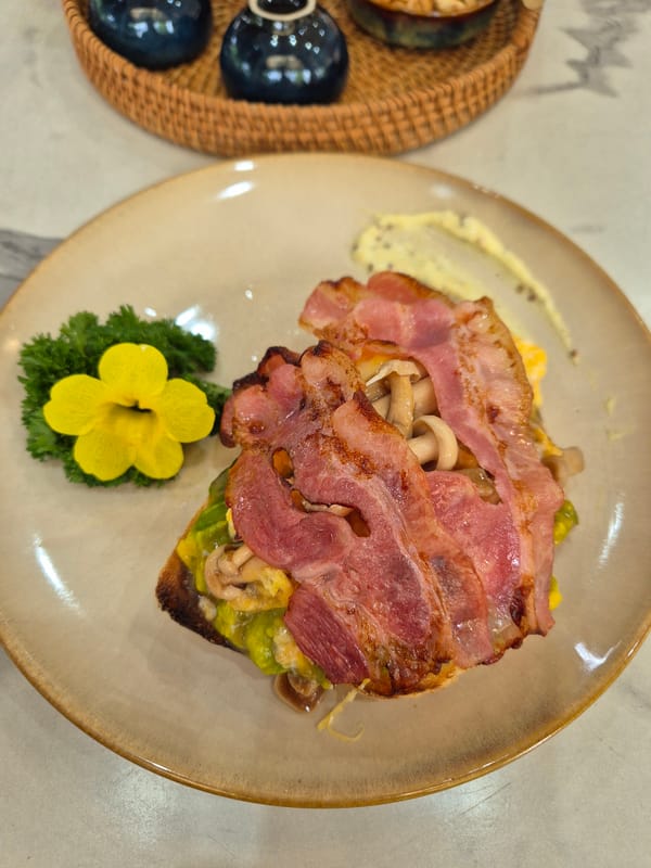 Avocado toast and tea service at a Đà Nẵng café