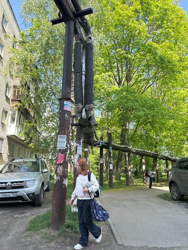 Morning street life documented across Nizhny Novgorod neighborhoods
