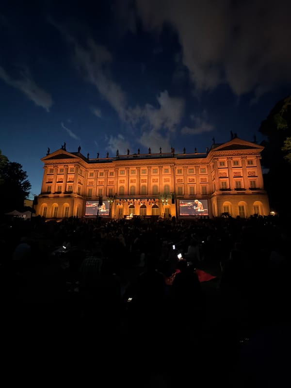 Outdoor piano concert draws crowd in central Milan